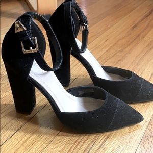 Sexy black velvet pumps - ankle strap with gold details  beautiful vintage shape